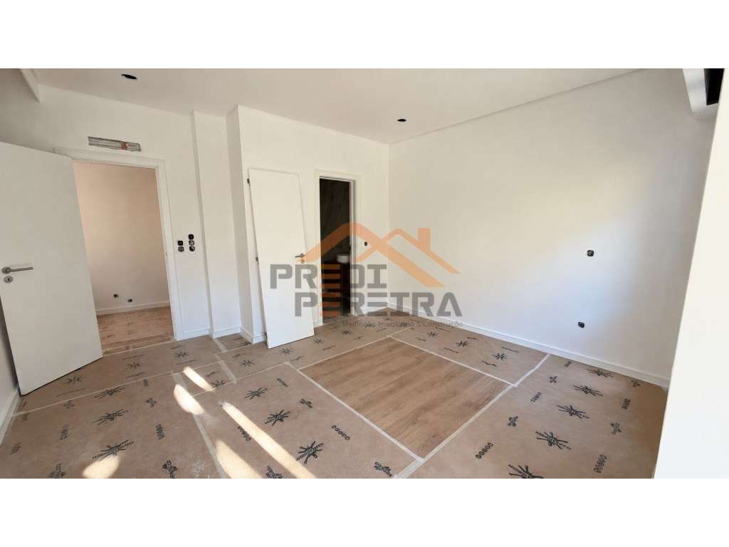 Situado em São Domingos de Benfica, apartamento T3, com varandas, t... - Grande imagem: 2/21