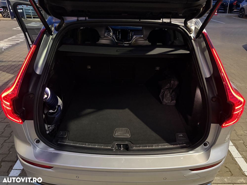 Volvo XC 60 B4 MHEV AT8 FWD R-Design - 25