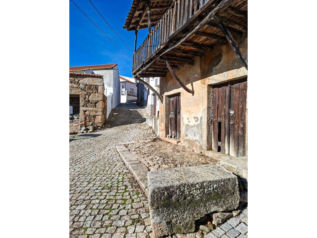 Casa Antiga em Pedra com Grande Potencial na Aldeia do Telhado - Grande imagem: 2/5