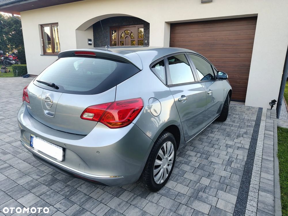 Opel Astra 2013 photo 3
