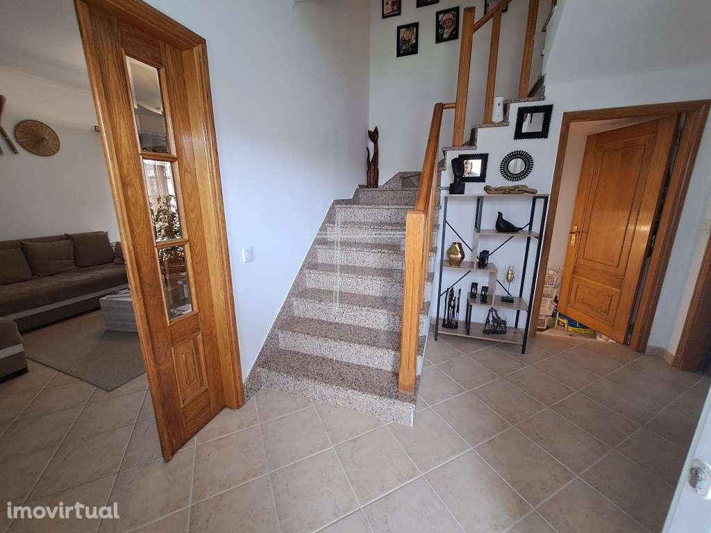 Moradia geminada T3, arquitetura tradicional com garagem e logradou... - Grande imagem: 4/31