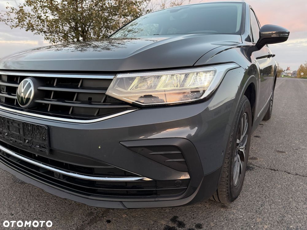 Volkswagen Tiguan - 1