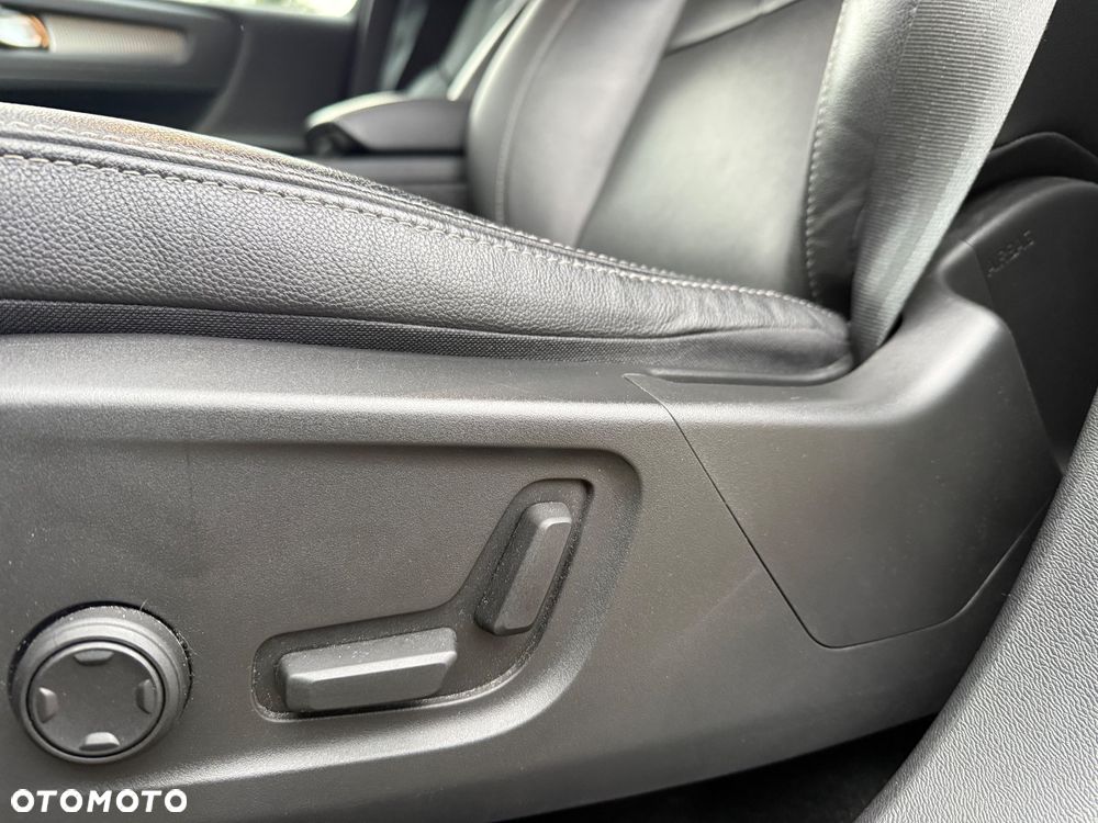 Volvo XC 40 B4 B DKG Ultra Dark - 29
