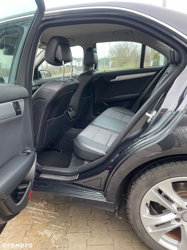 Mercedes-Benz Klasa C 180 CGI Automatik BlueEFFICIENCY Avantgarde - 25