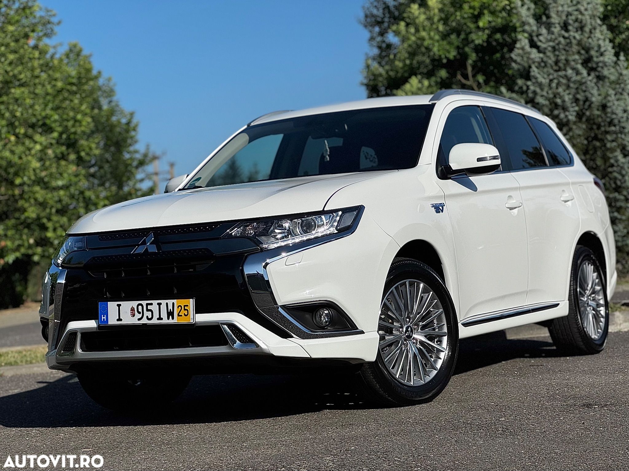 Mitsubishi Outlander - 1