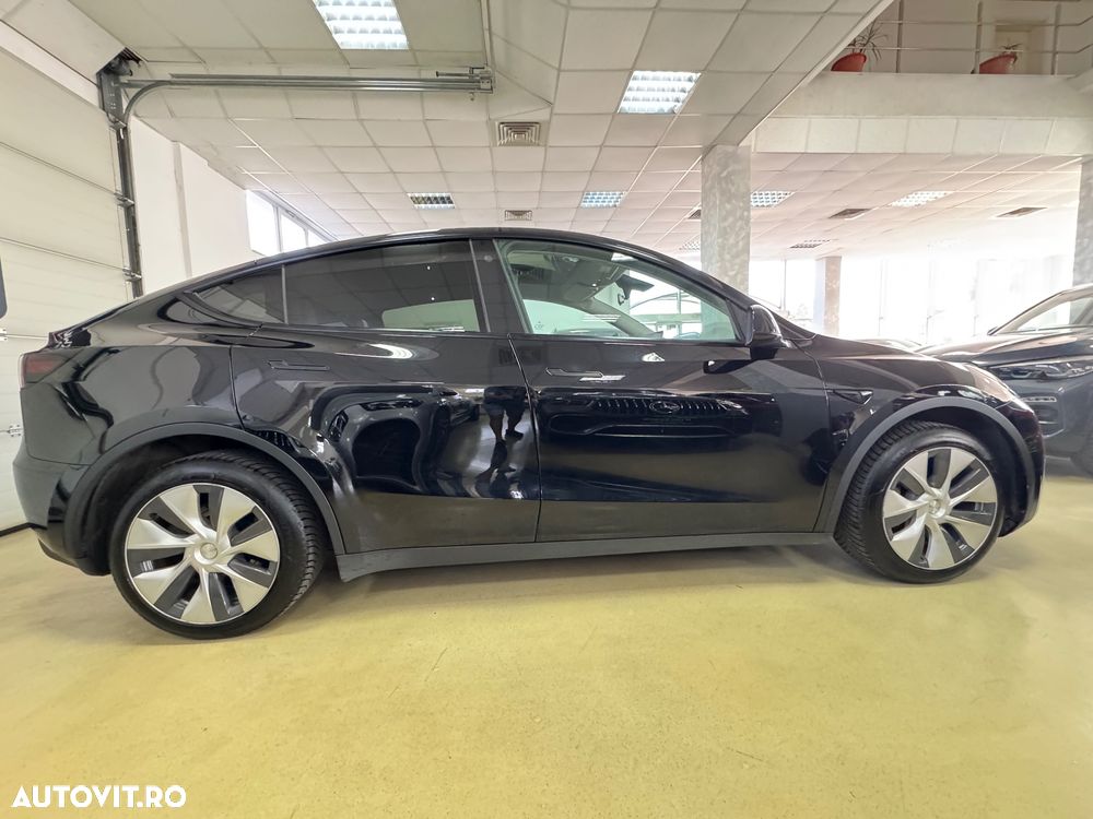 Tesla Model Y - 8