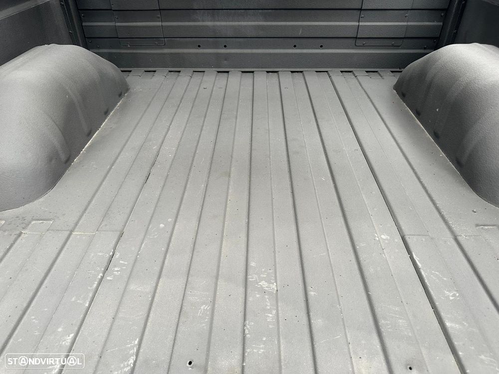 Land Rover Defender - 22