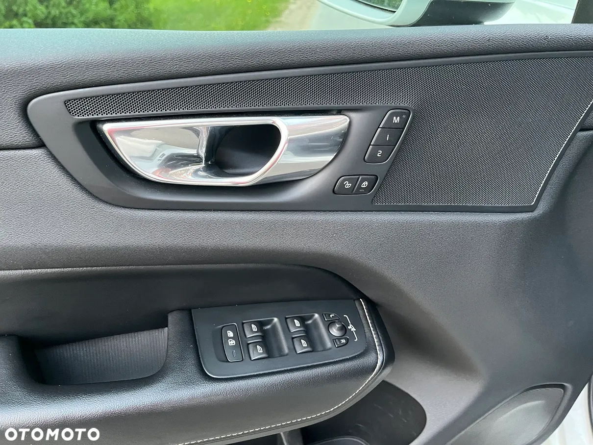 Volvo XC 60 D5 SCR AWD R-Design - 38