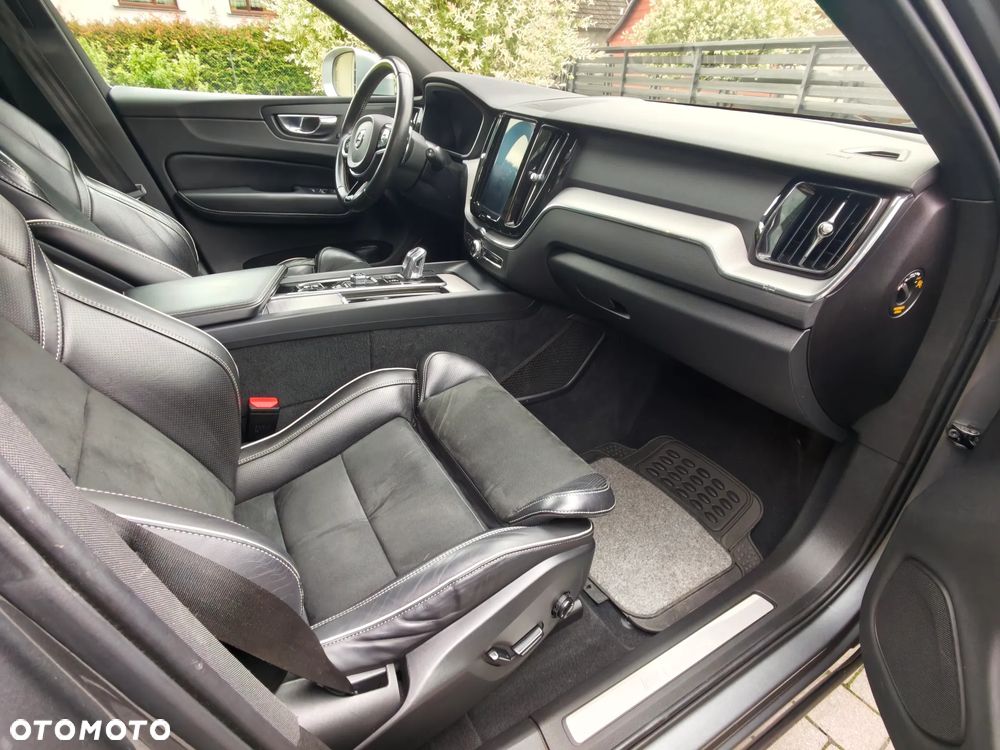 Volvo XC 60 T8 AWD Recharge Geartronic RDesign Expression - 32