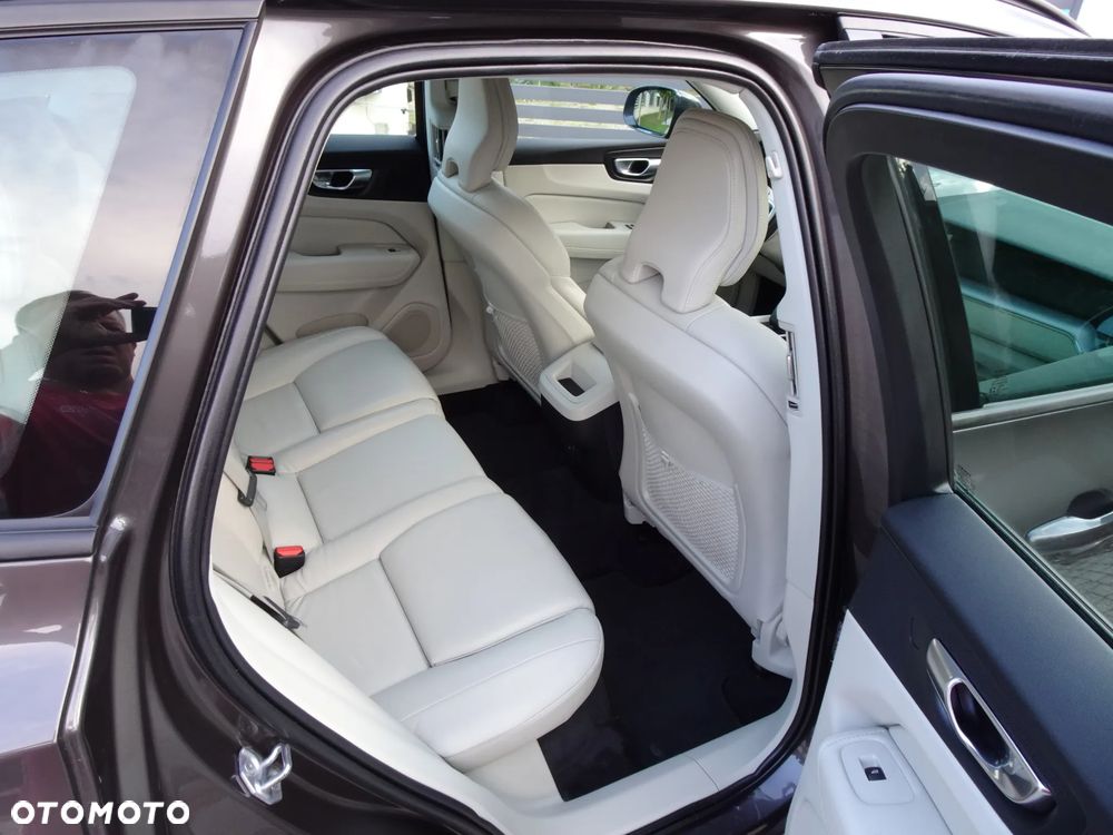 Volvo XC 60 B4 D Momentum Pro - 18