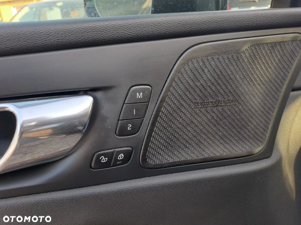 Volvo XC 60 T6 AWD Geartronic RDesign - 12