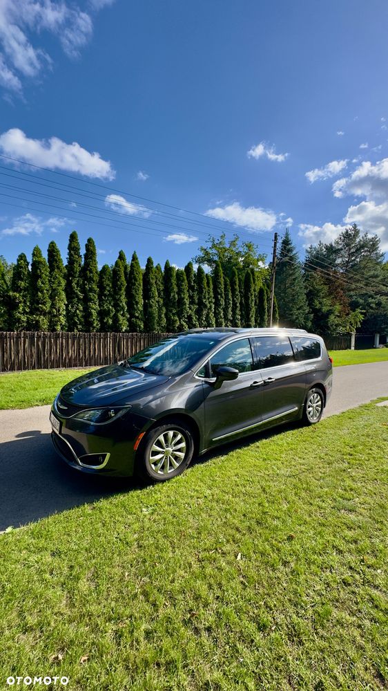 Chrysler Pacifica - 2