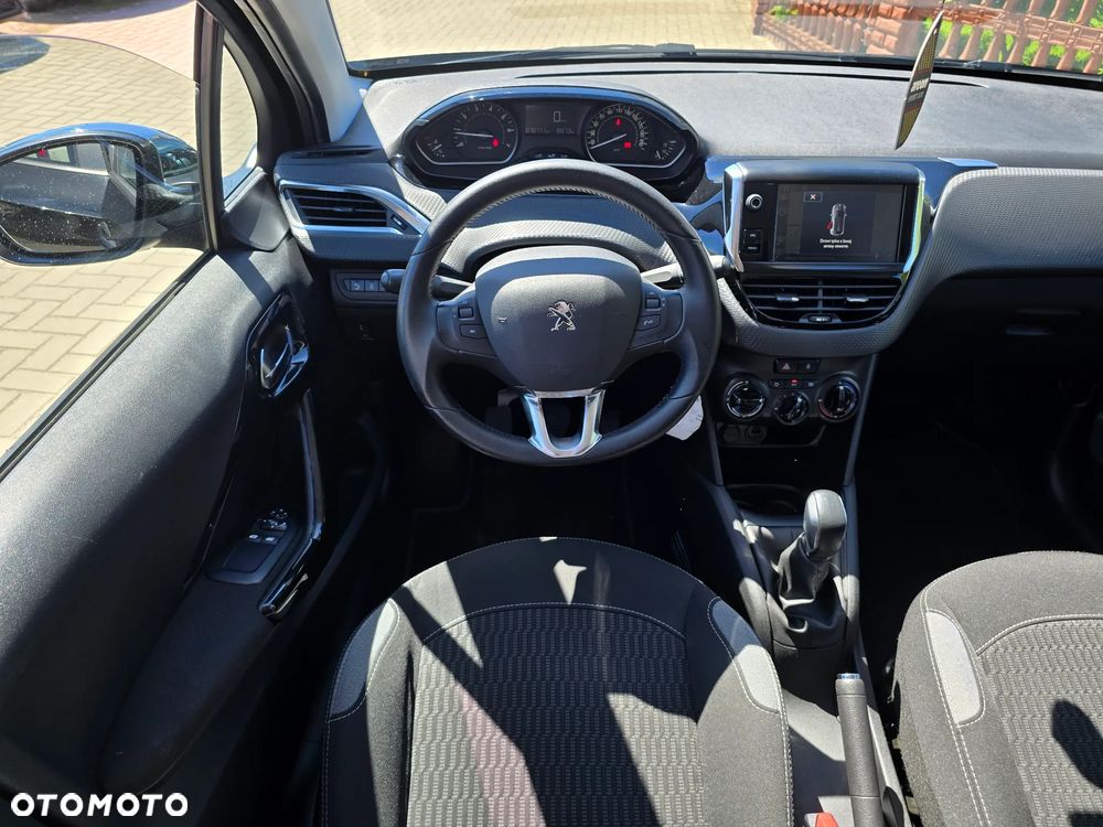 Peugeot 208 - 8