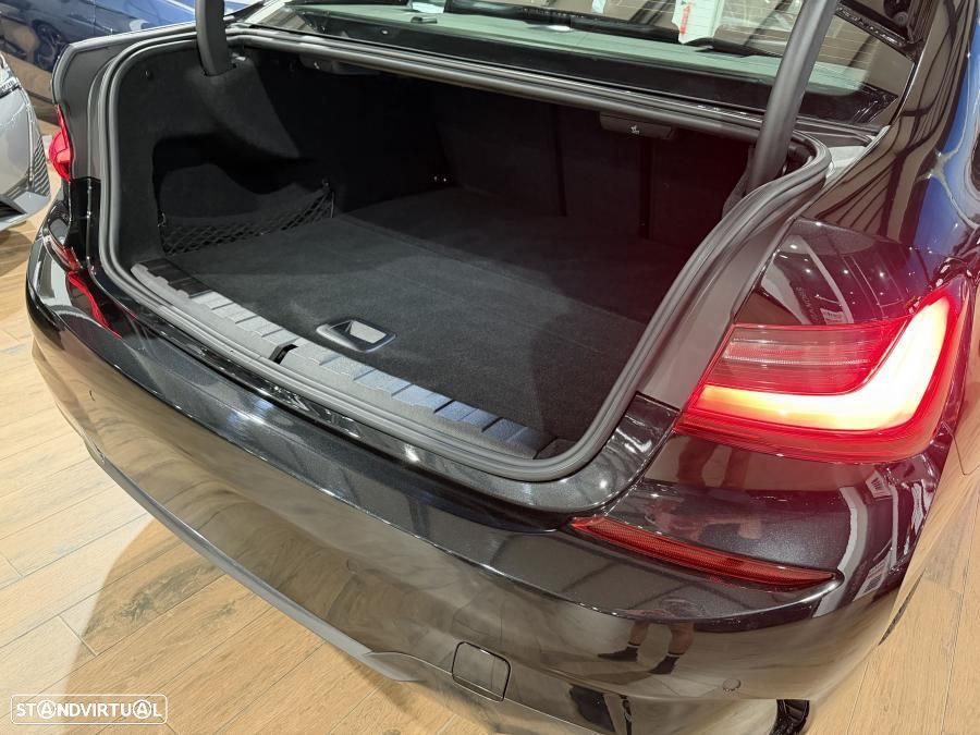 BMW 330 e Pack Desportivo M Auto - 31