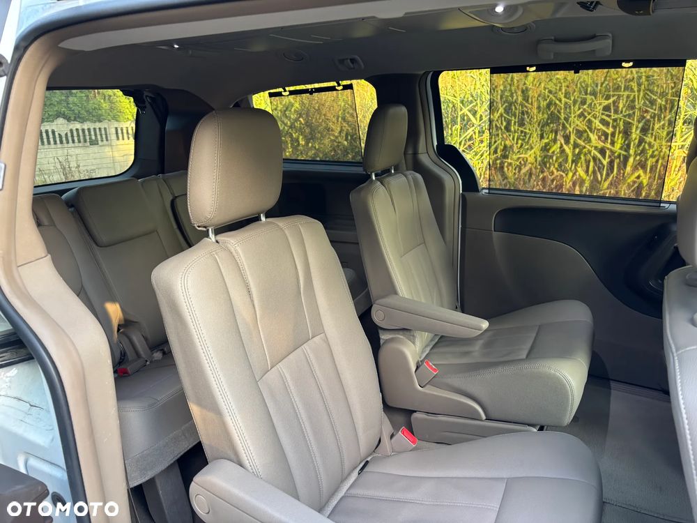 Chrysler Town & Country 3.6 Limited - 15