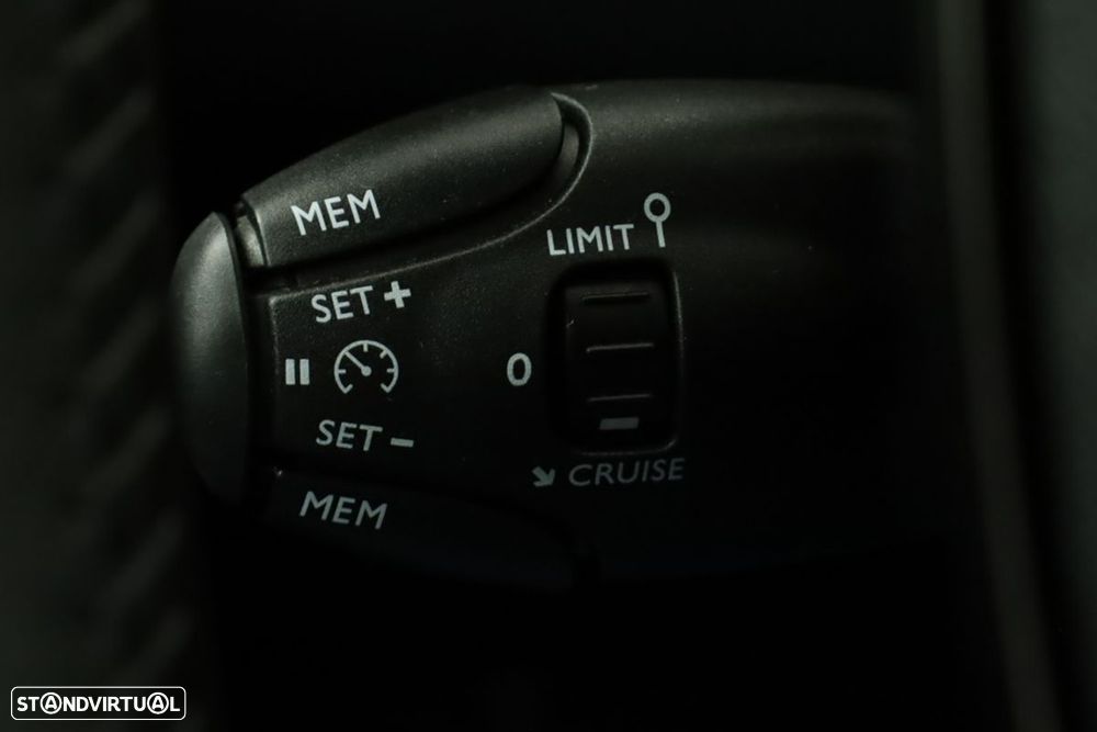 Peugeot 2008 1.2 PureTech Allure EAT8 - 19