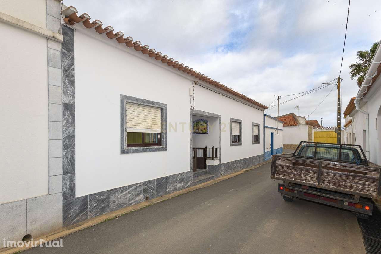 Moradia T3 com quintal, garagem e anexos no centro de Ervidel - Grande imagem: 2/47