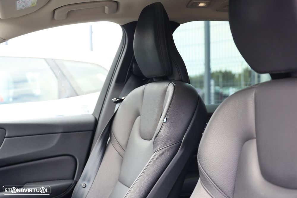 Volvo XC 60 2.0 B4 Plus Bright — fotografia 9