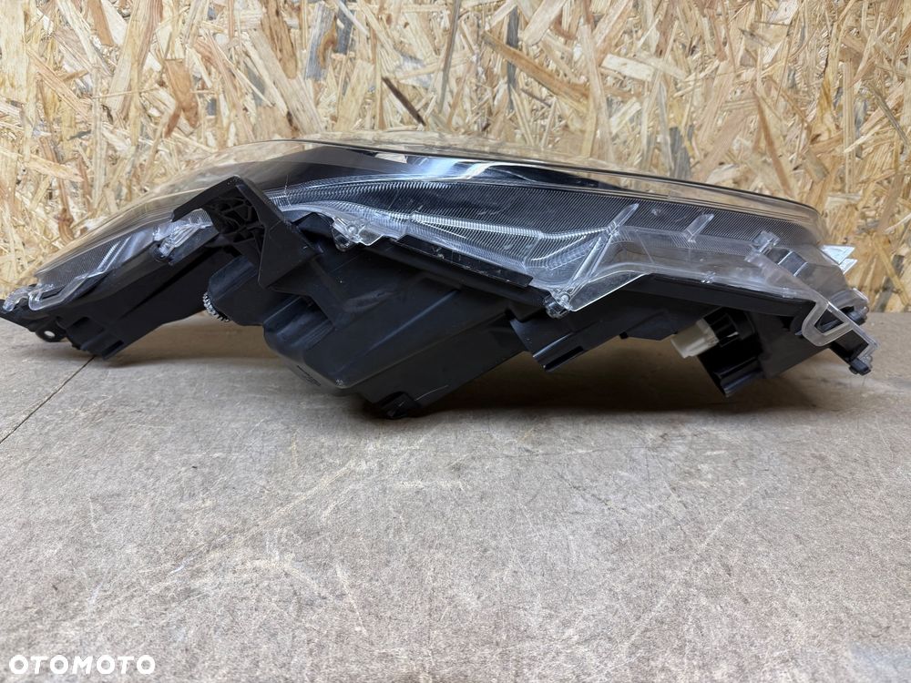 TOYOTA YARIS IV 2020- LAMPA PRAWY PRZÓD ZWYKŁA SOCZEWKA KOITO K0-6 EU - 2