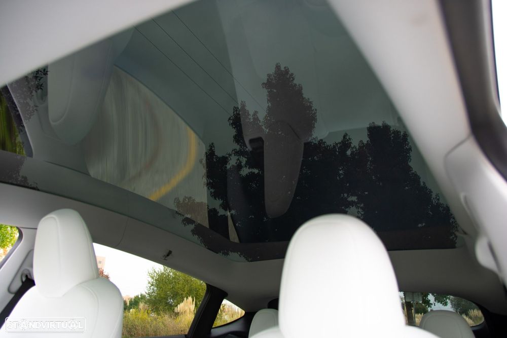 Tesla Model Y Long Range Dual Motor AWD - 31