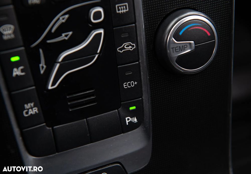 Volvo V40 D3 Geartronic Momentum - 29