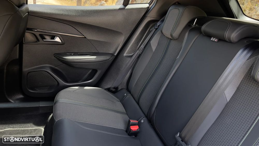 Peugeot 2008 PureTech 130 EAT8 GT - 25