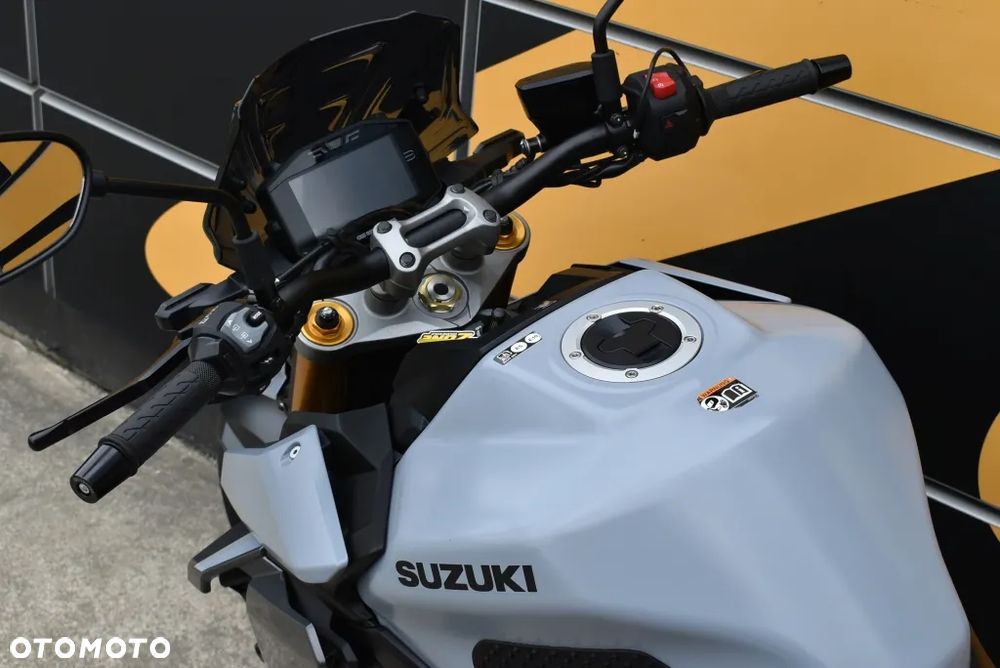 Suzuki GSX - 12