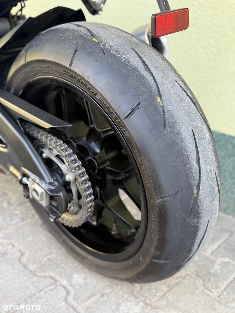 Yamaha R1 - 26