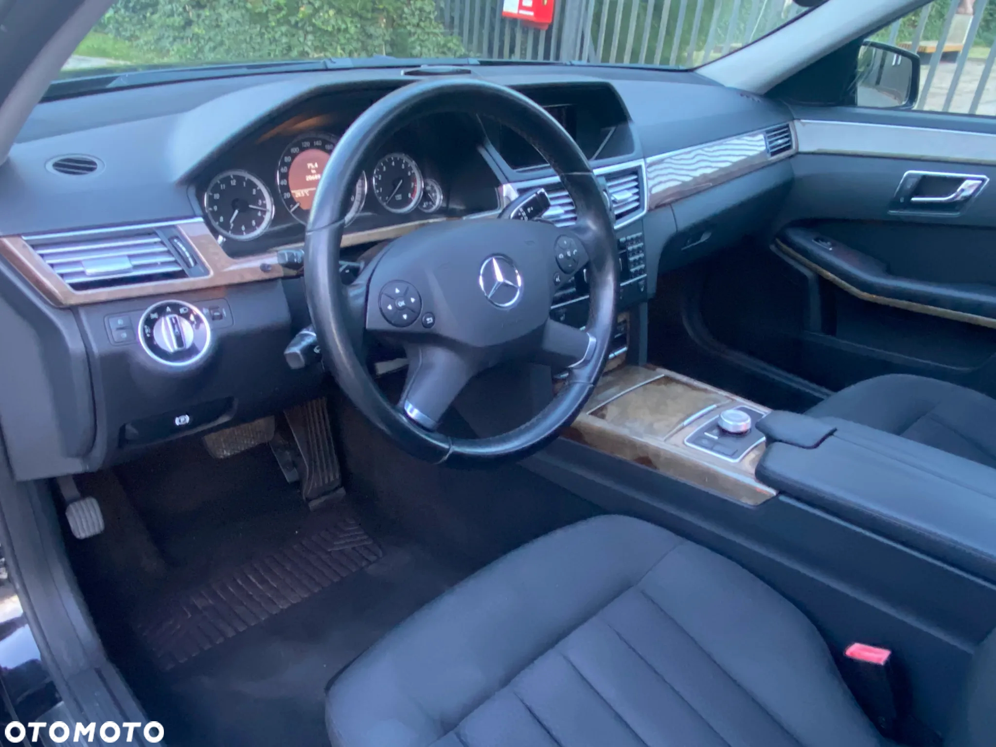 Mercedes-Benz Klasa E 250 T CGI BlueEFFICIENCY 7G-TRONIC Elegance - 11