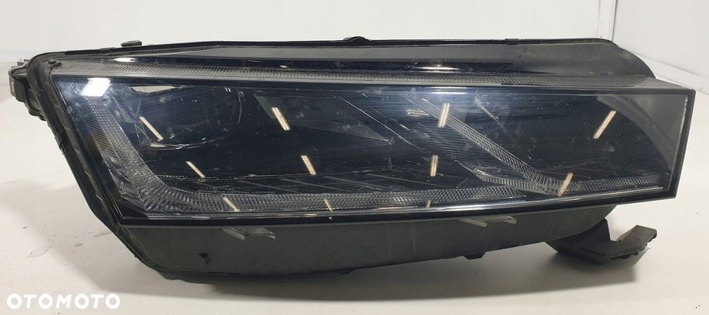 Skoda Octavia IV Reflektor Prawy 5E4941016 - 1
