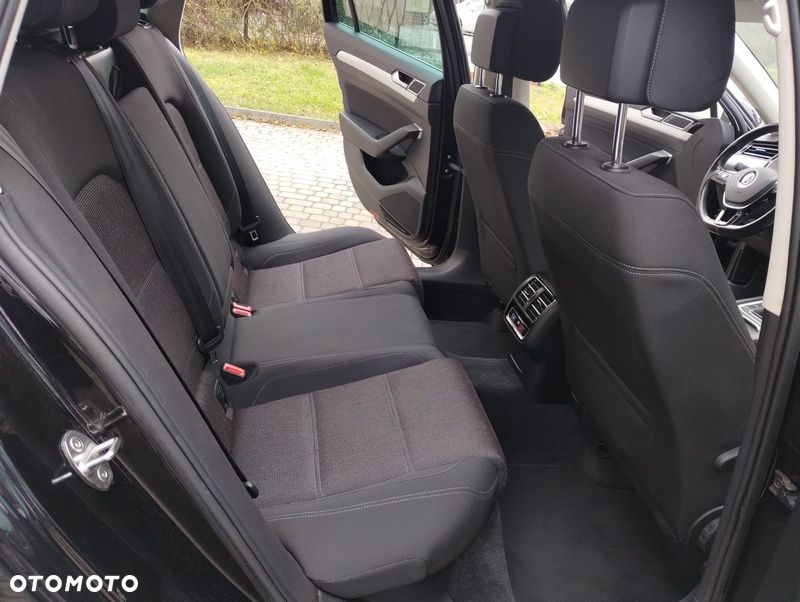 Volkswagen Passat - 13