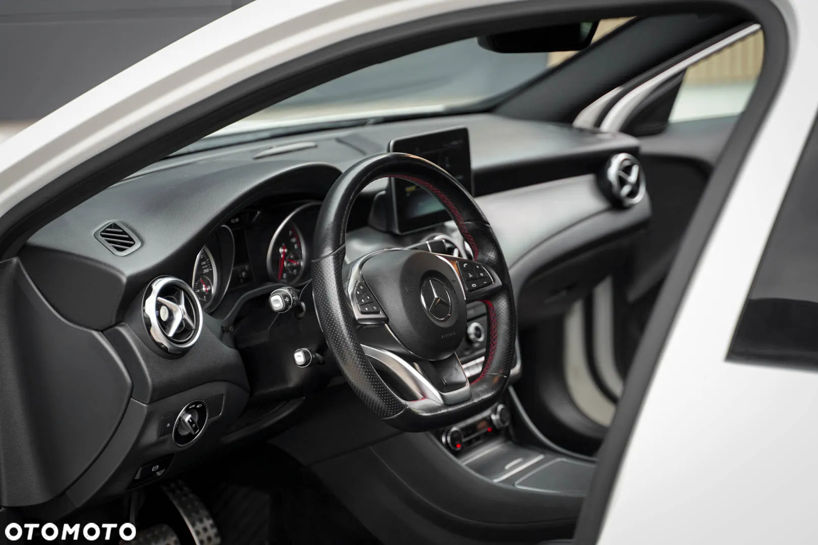 Mercedes-Benz GLA 200 7G-DCT AMG Line - 27