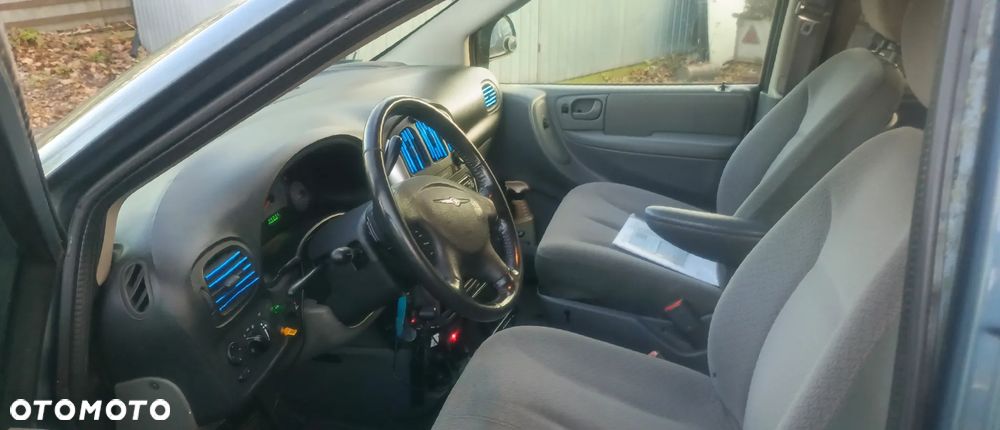 Chrysler Town & Country - 6