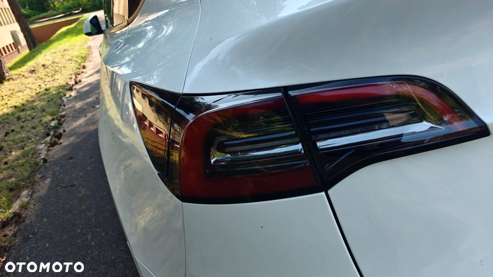 Tesla Model Y Long Range Dual Motor AWD - 8