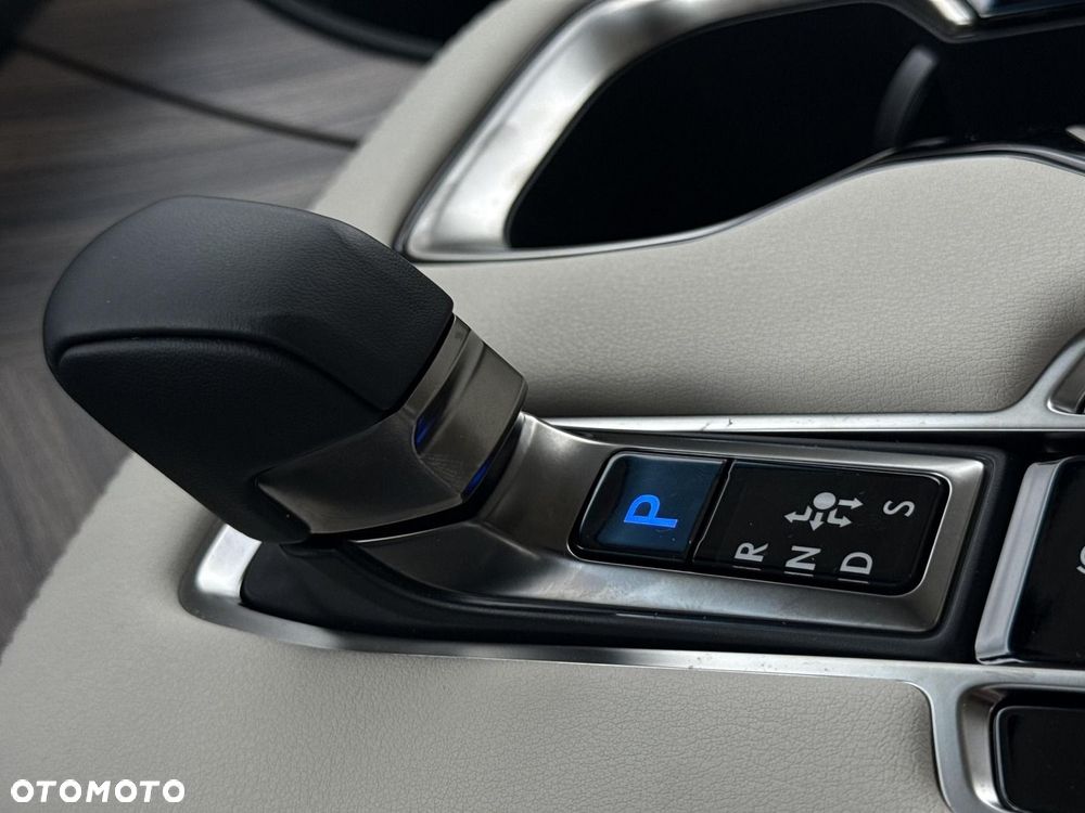 Lexus LM - 17