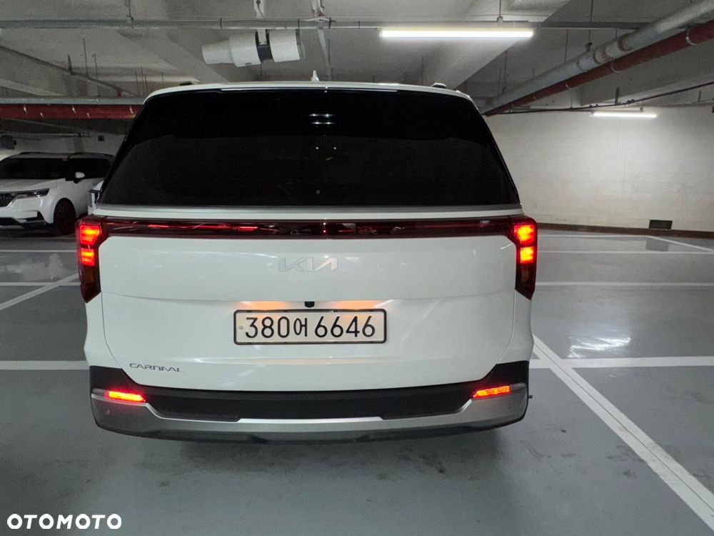 Kia Carnival - 11