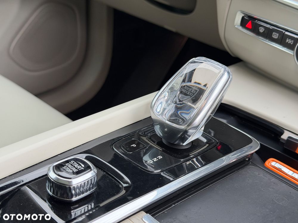 Volvo XC 60 T6 Plug-In Hybrid AWD Inscription - 16