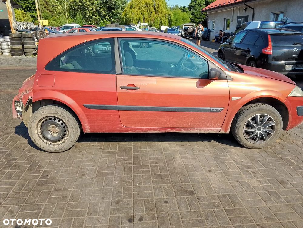 Renault Megane II (02-05r.) 1.4 B 96KM. Silnik K4J 730 Skrzynia JH3 105.Cały na części. GWARANCJA !!!  Przód Tył Zestaw Komplet Drzwi Klapa Zderzak Błotnik Maska Grill Atrapa Szyba Pas Lampa Lusterko Boczki Fotel Kanapa Kokpit Deska Rozdzielcza Przełącznik Włącznik Sterownik Przewody Wiązka Instalacja Moduł Komputer Czujnik Listwa Pompa Alternator Wtryski Głowica Rozrusznik Kompresor Sprzęgło Dwumas Silnik Skrzynia ABS Klimatyzacji Paliwa Wspomagania Kolektor Turbina Przepustnica Zawór Chłodnica Koło Hak Belka Sanki Zawieszenie Mcpherson Półoś Amortyzator Wydech Tłumik Zacisk Most - 2