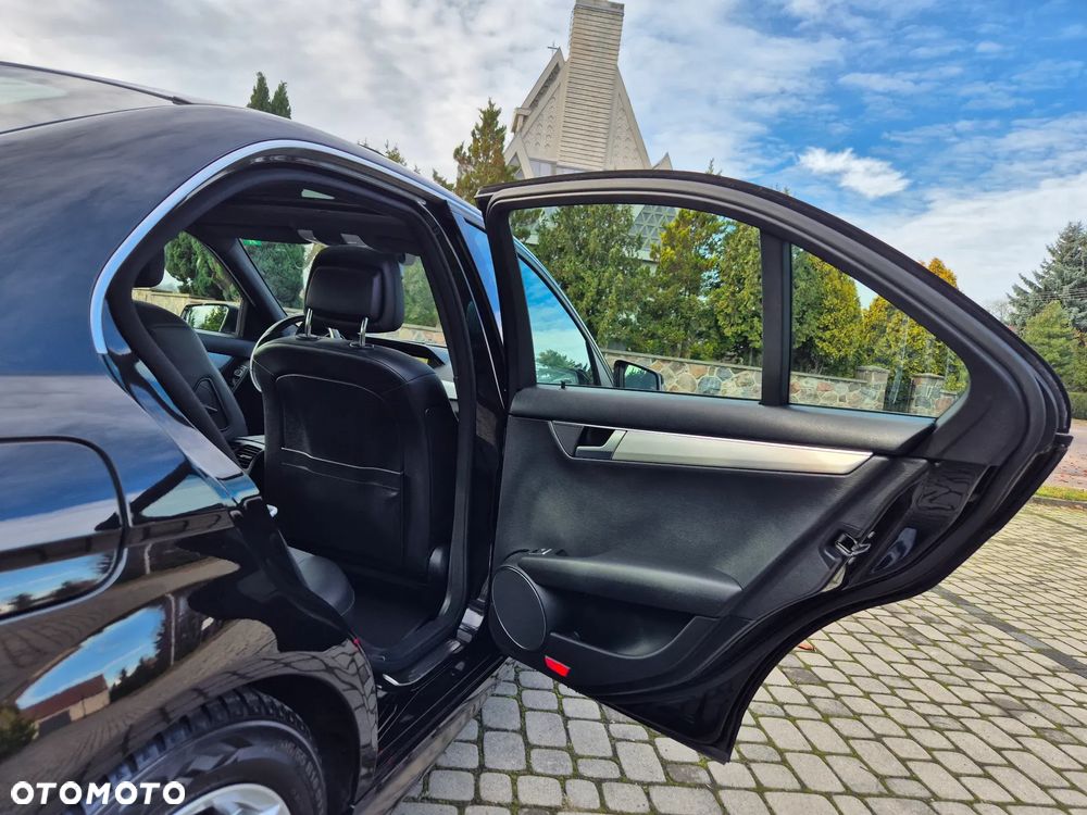 Mercedes-Benz Klasa C 180 BlueEFFICIENCY 7G-TRONIC Avantgarde - 33