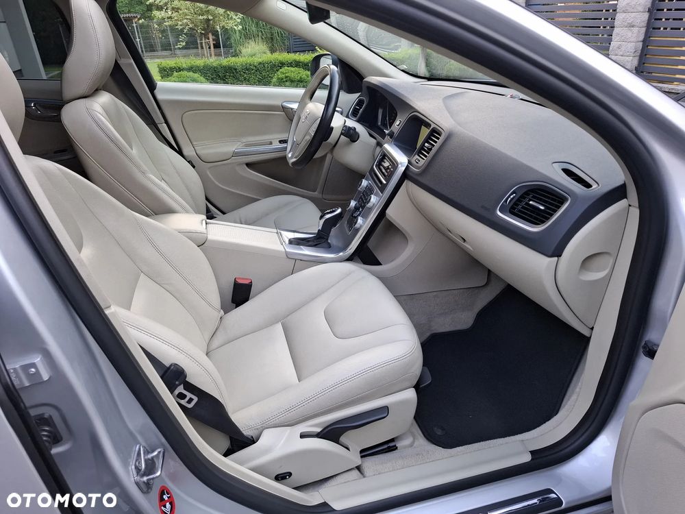 Volvo V60 T5 Drive-E Dynamic Edition (Momentum) - 11