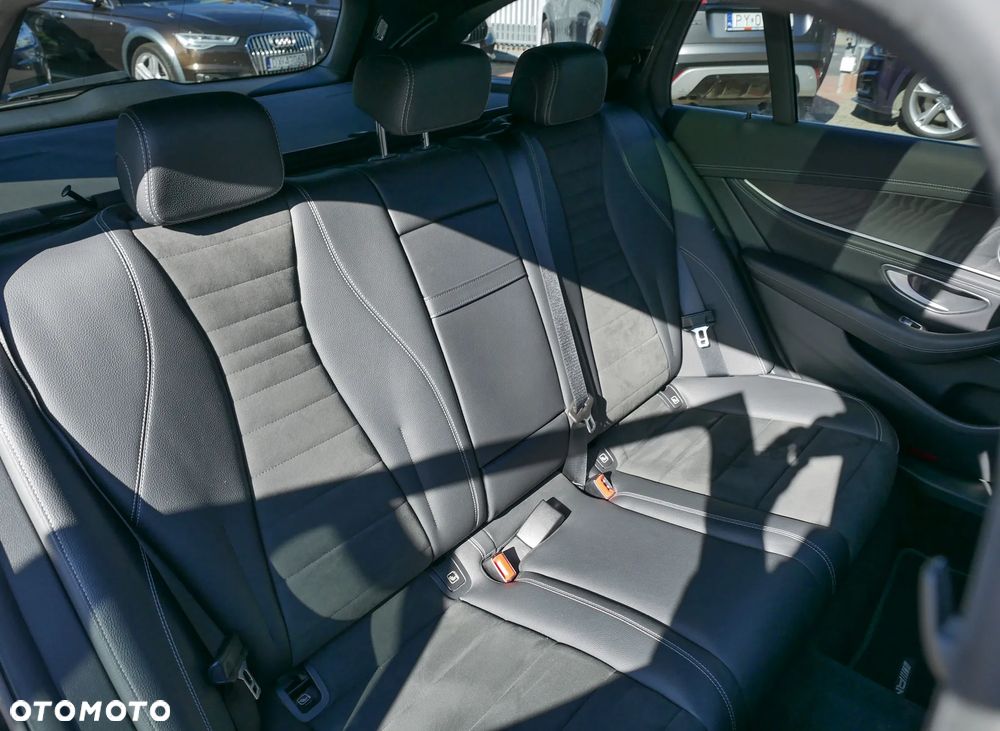 Mercedes-Benz Klasa E 300 9G-TRONIC AMG Line - 19