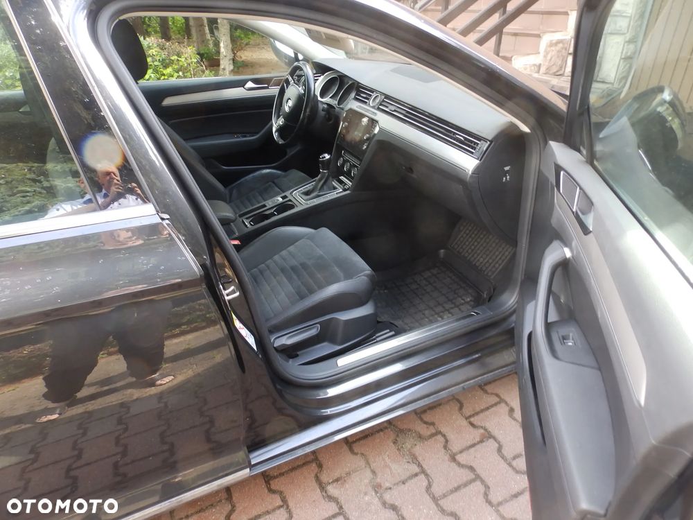 Volkswagen Passat - 1