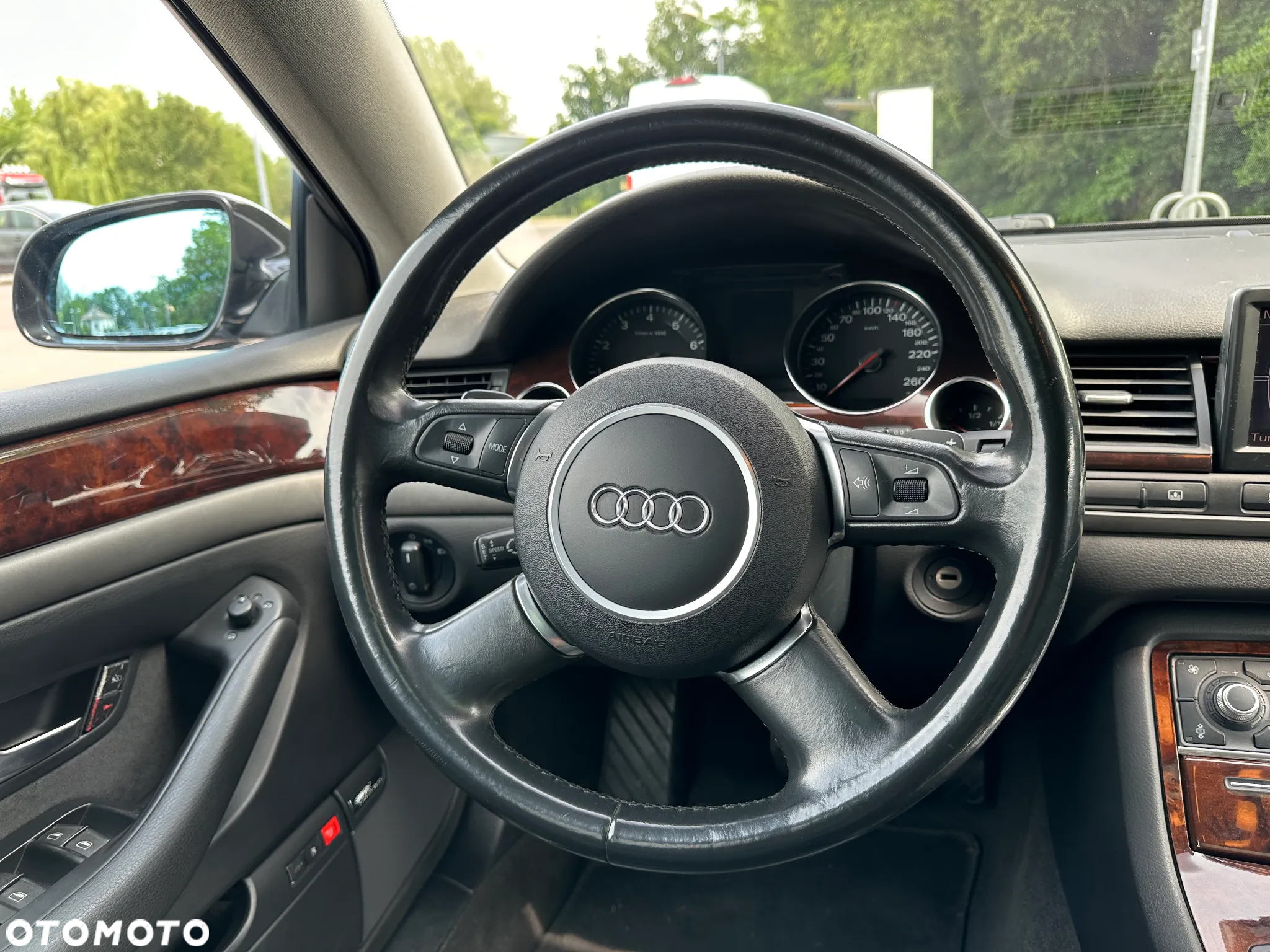 Audi A8 4.2 L Quattro - 11