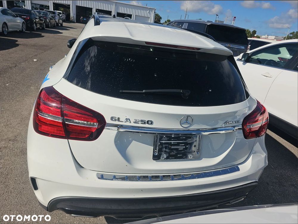 Mercedes-Benz GLA 250 4Matic 7G-DCT - 6