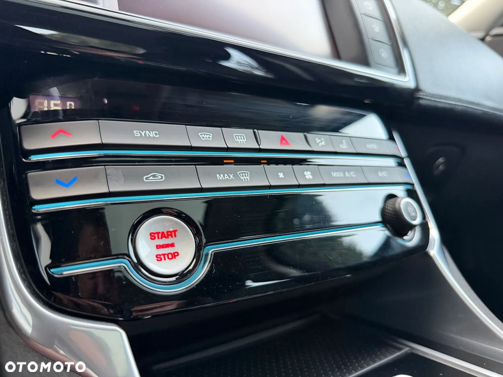 Jaguar XE 2.0 D Portfolio - 41
