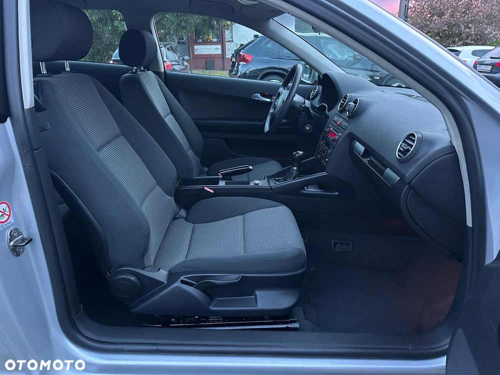 Audi A3 3-drzwiowe 1.6 Attraction - 21