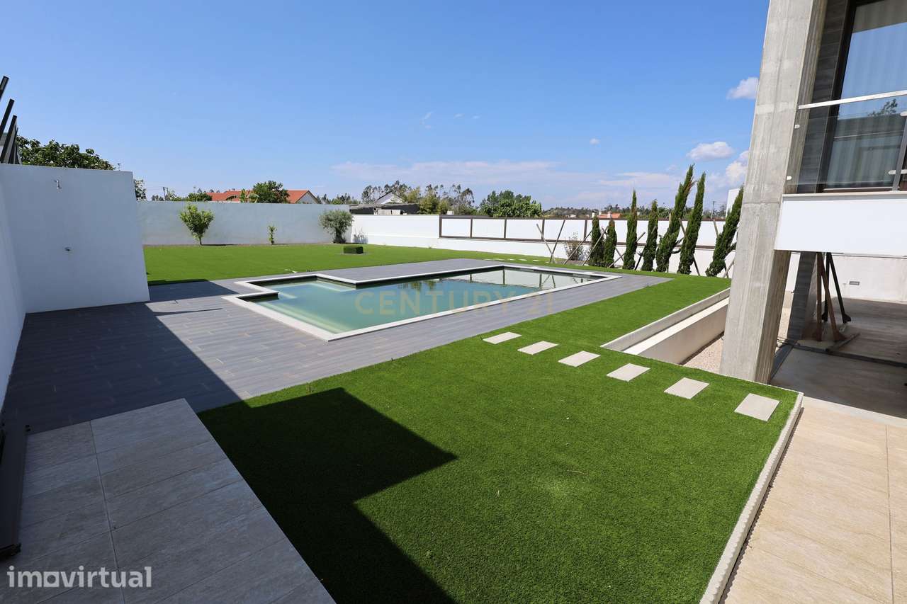 Moradia T4 Moderna com Piscina Aquecida e Jacuzzi a 15 Minutos da Prai - Grande imagem: 2/29