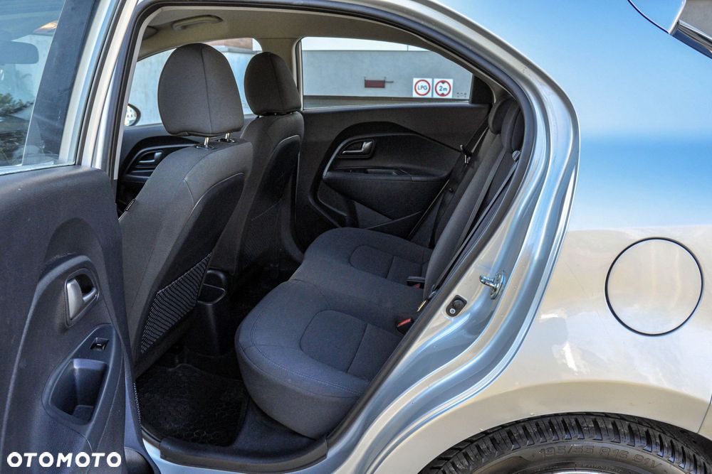 Kia Rio - 8