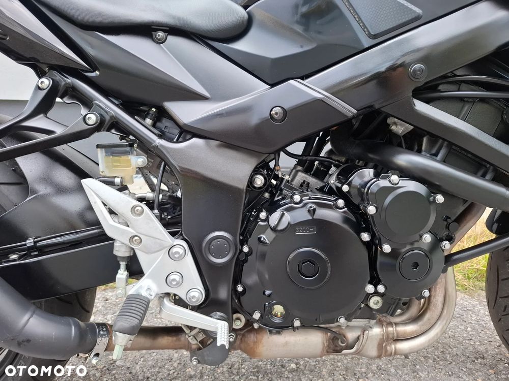 Suzuki GSR - 19