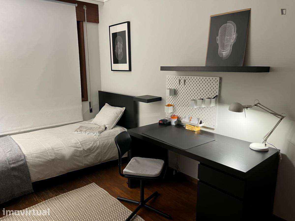 Quarto - localizado em Lordelo do Ouro Porto - Grande imagem: 2/14